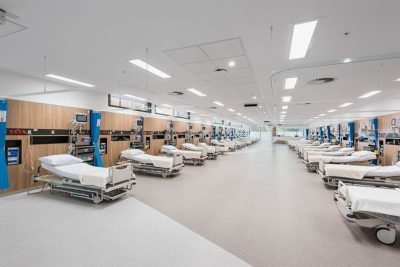 Uma equipe médica fica 24hrs ali pronta para… 1